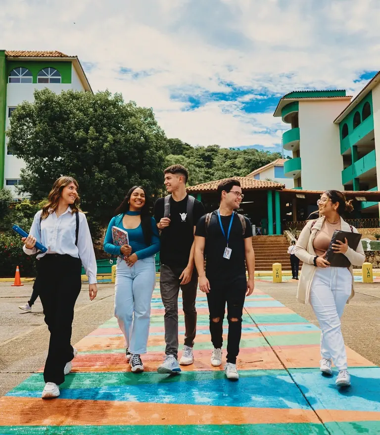 Cuatro jovenes estudiantes en la Universidad Arturo Michelena