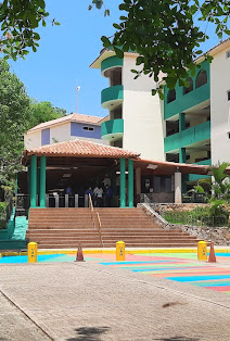 Entrada principal de la Universidad Arturo Michelena